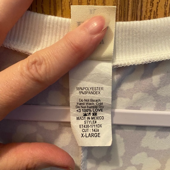 NWOT very  soft, shot sleeve top - Picture 4 of 4